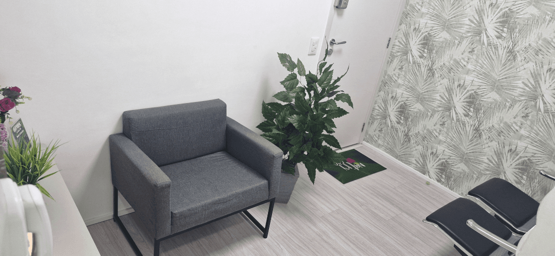 Sala de atendimento equipada, confortável e climatizada